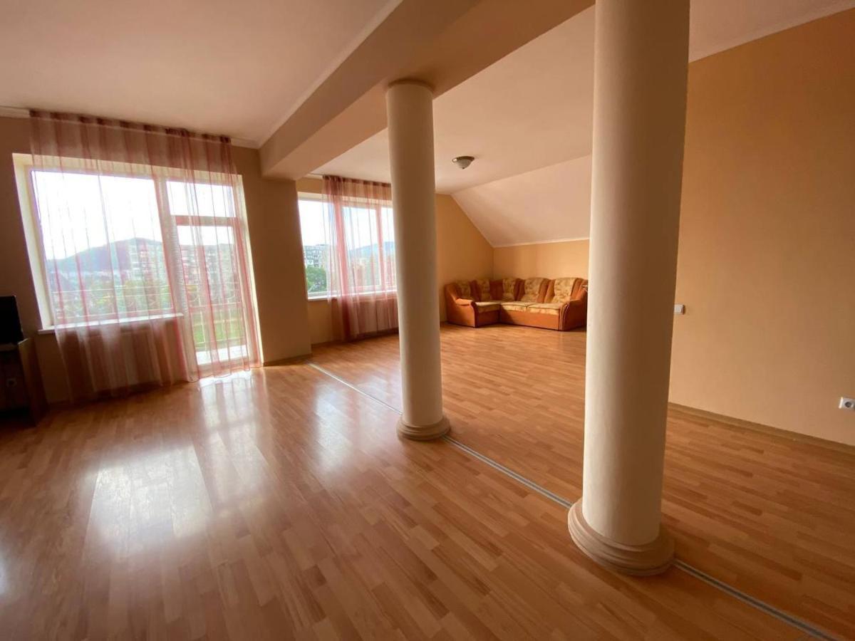 Apartments on Parkaniya 2a Mukacheve Bagian luar foto